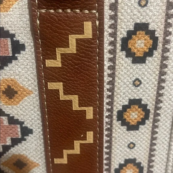 Wrangler Women's Tote w/ Dusty Bag! with Geometric Design - Tan and Cream - Picture 10 of 11
